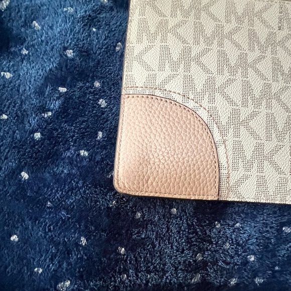 Michael Kors wristlet - Picture 3 of 5